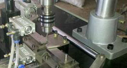 使用全自動鉆孔機(jī)，有效的提高生產(chǎn)的效率